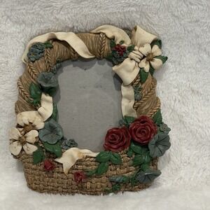 VTG Fancy Frames Resin Picture Frame Cream Cottagecore Standing Victorian Basket